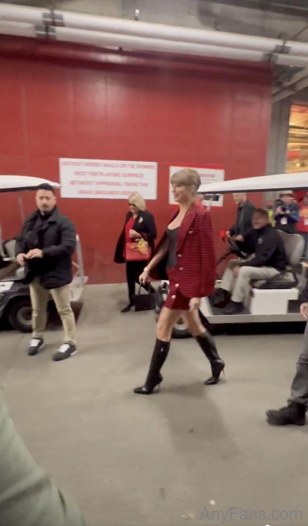 Taylor Swift politely scolds security guard who screams at photographers as she arrives at Chiefs game